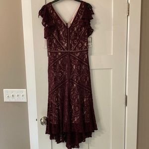 lace size 2 Taylor dress never been worn has a slip underneath the lacing